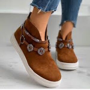 Very Volatile Menloh Sneakers | Size 7